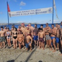 Nuotatori sulla spiaggia di Villa San Giovanni sotto lo striscione della Lega Navale Italiana, sezione di Villa San Giovanni